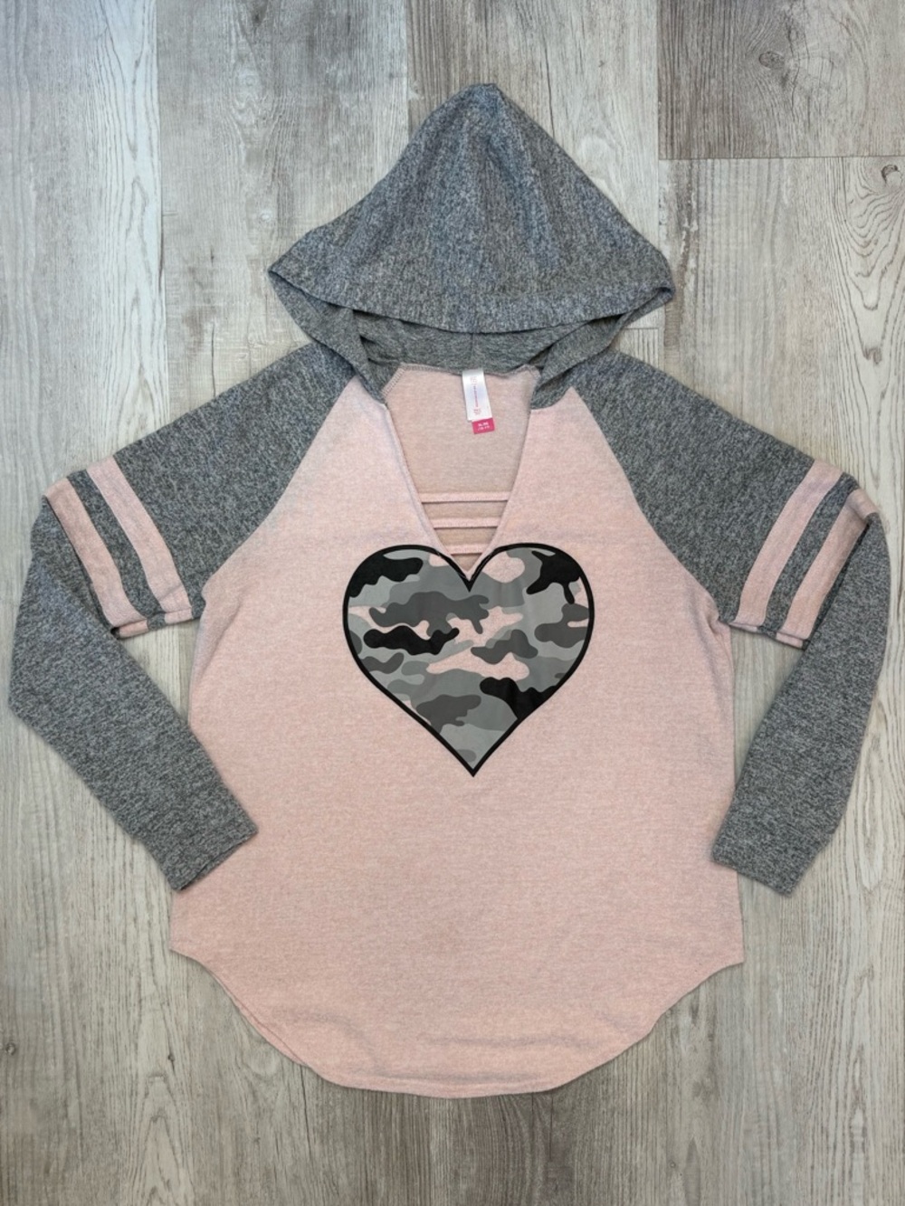 No Boundaries Pink and Gray Hooded Pullover Camo Heart Detail Women’s Size XL